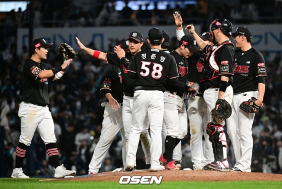 KT 선수단이 2일 열린 2023 KBO 플레이오프 3차전 승리 후 기뻐하고 있다.