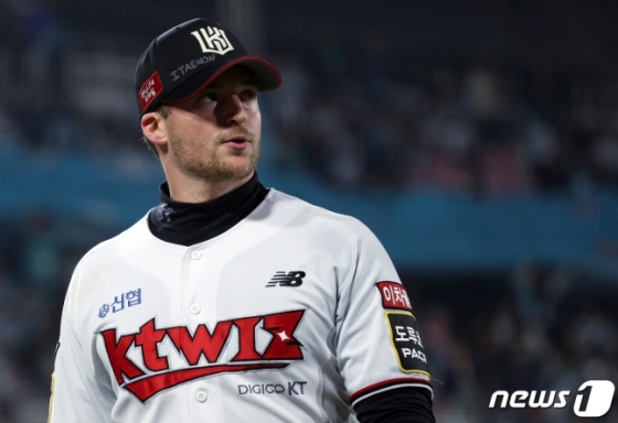 KT 벤자민이 지난달 31일 열린 2023 KBO 플레이오프 2차전에서 모자에 &#039;이태원(ITAEWON)&#039;을 새기고 마운드에 올랐다. /사진=뉴스1