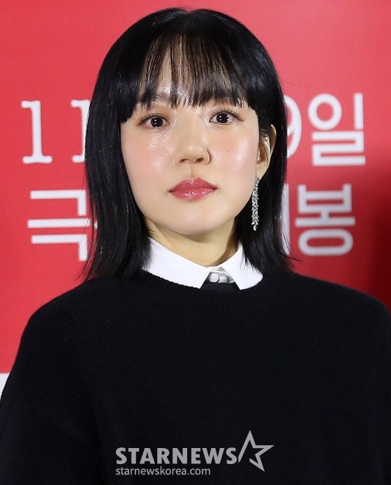 배우 임수정이 3일 오전 서울 광진구 롯데시네마 건대입구점에서 진행된 영화 '싱글 인 서울' 제작보고회에서 동안 미모를 뽐내고 있다. '싱글 인 서울'은 혼자가 좋은 파워 인플루언서 '영호'와 혼자는 싫은 출판사 편집장 '현진'이 싱글 라이프에 관한 책을 만들면서 벌어지는 이야기를 그린 웰메이드 로맨스다. 오는 29일 개봉. 2023.11.03 /사진=김창현