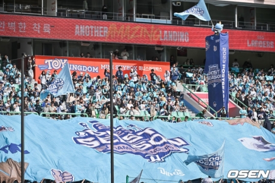 지난달 22일 인천 SSG 랜더스필드에서 열린 2023 KBO 준플레이오프 1차전에서 NC 팬들이 응원을 하고 있다.