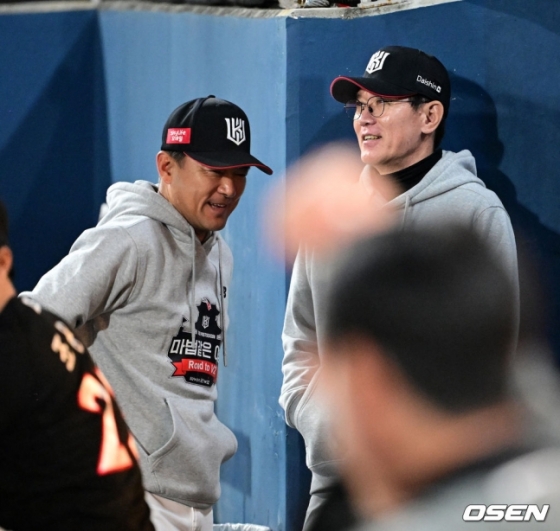 4회초 2사 후 KT 이강철(오른쪽) 감독이 장성우의 좌월 솔로포에 미소를 짓고 있다.