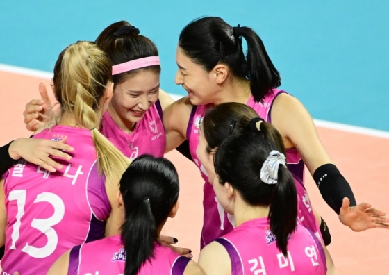 흥국생명의 김연경(가운데)이 4일 IBK기업은행과 홈 경기에서 선수들과 함께 기뻐하고 있다./사진=한국배구연맹