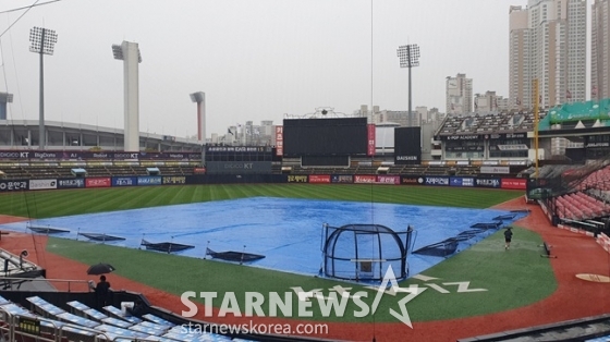 5일 NC 다이노스와 KT 위즈의 2023 KBO 플레이오프 5차전이 열리는 수원 케이티 위즈 파크에 비가 내리고 있다. /사진=양정웅 기자