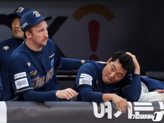 NC 페디(왼쪽)가 5일 수원 케이티 위즈 파크에서 열린 2023 KBO 플레이오프 5차전 도중 동료선수를 위로하고 있다.
