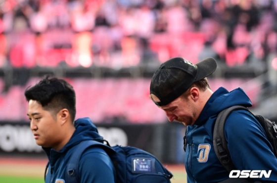 5일 경기 후 페디(오른쪽)가 눈물을 흘리며 경기장을 빠져나가고 있다. 