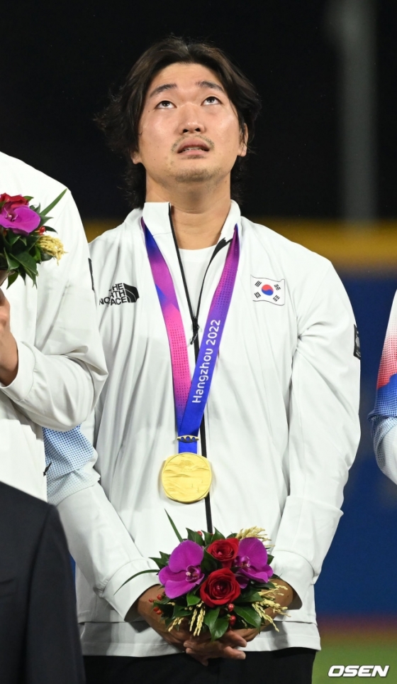 2022 항저우 아시안게임에서 금메달을 수상한 뒤 눈물을 글썽이는 고우석. 