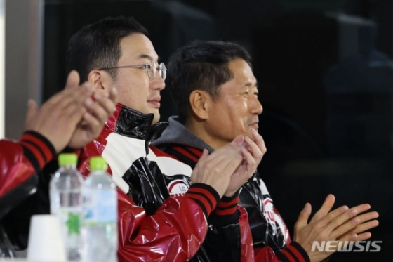 구광모(왼쪽) LG 그룹 회장과 김인석 LG스포츠 대표이사가 한국시리즈 1차전을 관전하면서 박수를 치고 있다. /사진=뉴시스
