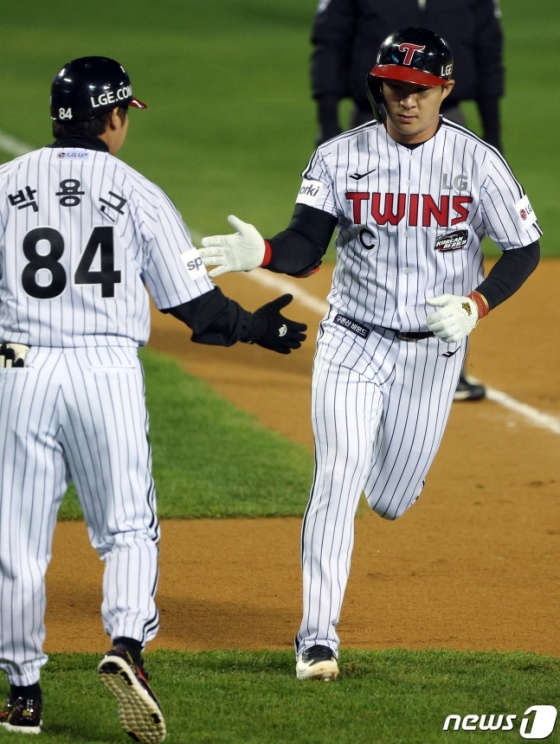 LG 오지환(오른쪽)이 6회 홈런을 친 뒤 박용근 주루 코치와 하이파이브를 하고 있다. /사진=뉴스1