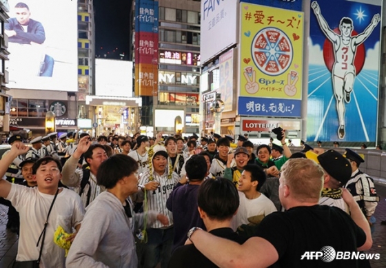 한신 팬들이 5일 오사카 시내에 모여 우승을 자축하고 있다.  /AFPBBNews=뉴스1