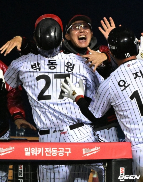 염경엽(가운데) LG 감독이 8일 한국시리즈 2차전에서 8회 투런포를 친 박동원과 함께 뜨거운 포옹을 나누고 있다.