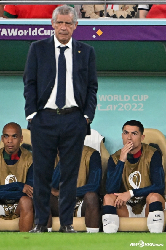 2022 카타르 월드에서 벤치 멤버로 밀려난 크리스티아누 호날두(오른쪽)가 페르난도 산토스 감독을 지켜보고 있다. /AFPBBNews=뉴스1