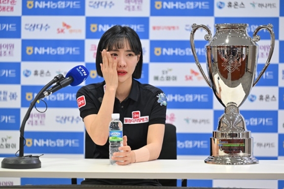 최혜미는 우승자 기자회견에서도 눈물을 보였다. /사진=PBA 투어