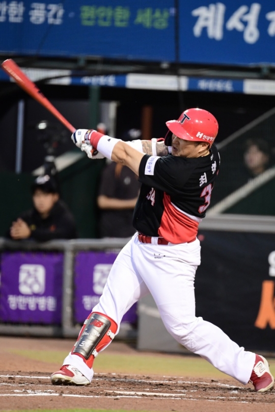 KIA 최형우가 지난 6월 20일 대전 한화전에서 4회 중월 투런포를 쏘아 올리며 KBO 역대 첫 1500타점을 달성했다. /사진=KIA 타이거즈