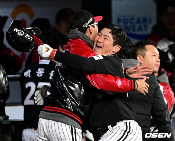 염경엽(왼쪽) LG 감독이 9회 2사 후 스리런포를 친 오지환과 포옹하고 있다. 