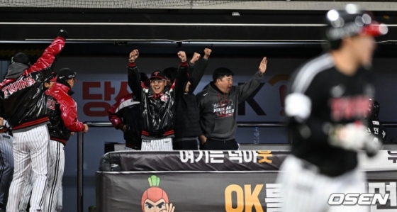 박동원의 홈런포에 기뻐하는 염경엽(왼쪽에서 세 번째) LG 감독 .