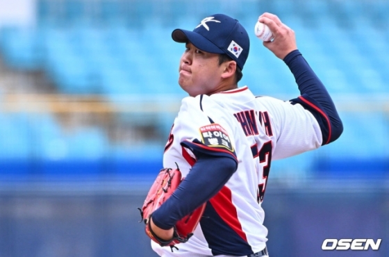 신민혁이 11일 열린 APBC 대표팀과 상무 야구단의 연습경기에서 투구하고 있다. 
