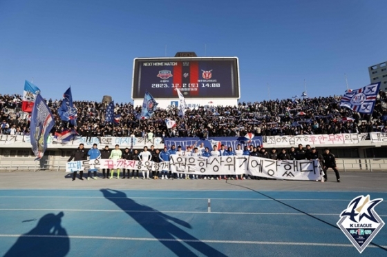 수원삼성 선수단이 팬들과 승리의 기념사진을 찍었다. /사진=한국프로축구연맹 제공