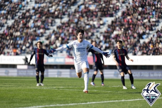 기뻐하는 김주찬(가운데). /사진=한국프로축구연맹 제공