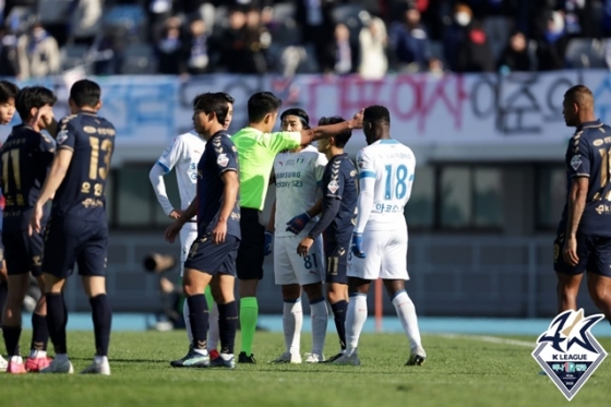 카즈키의 퇴장 장면. /사진=한국프로축구연맹 제공