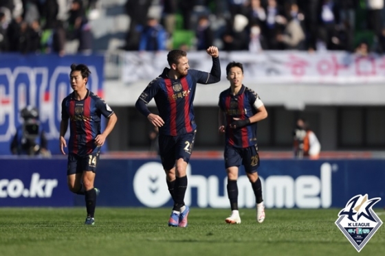 수원FC 우고 고메스(가운데)가 골을 넣고 기뻐하고 있다. /사진=한국프로축구연맹 제공