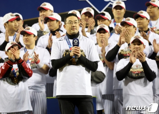 구광모(가운데) LG 회장이 13일 KBO 시상식에서 인사말을 하고 있다.  /사진=뉴스1