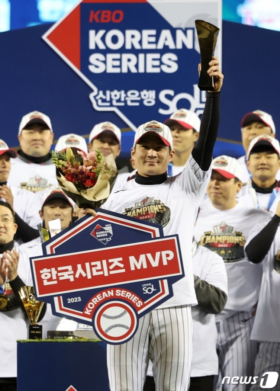 한국시리즈 MVP에 선정된 LG 오지환이 기념촬영을 하고 있다. /사진=뉴스1