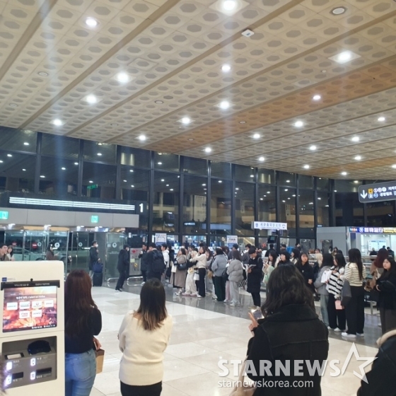 많은 야구팬이 14일 한국 야구 대표팀의 출국을 배웅하기 위해 이른 아침부터 김포공항에 모였다. /사진=김동윤 기자