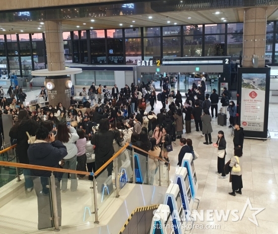 많은 야구팬이 14일 한국 야구 대표팀의 출국을 배웅하기 위해 이른 아침부터 김포공항에 모였다. /사진=김동윤 기자