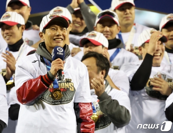 염경엽 LG 감독이 13일 우승 시상식에서 소감을 밝히고 있다. /사진=뉴스1