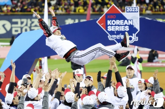 LG 선수들이 염경엽 감독을 헹가래 치고 있다. /사진=뉴스1