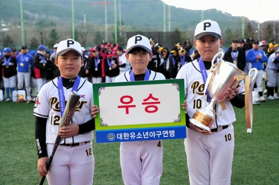 우승을 차지한 충남 아산시유소년야구단 선수들.  /사진=대한유소년야구연맹