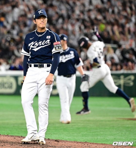 이의리(왼쪽)가 17일 일본 도쿄돔에서 열린 일본과 2023 APBC 예선 풀리그 2차전에서 4회말 만나미 츄세이(오른쪽)에게 중월 솔로포를 맞았다.