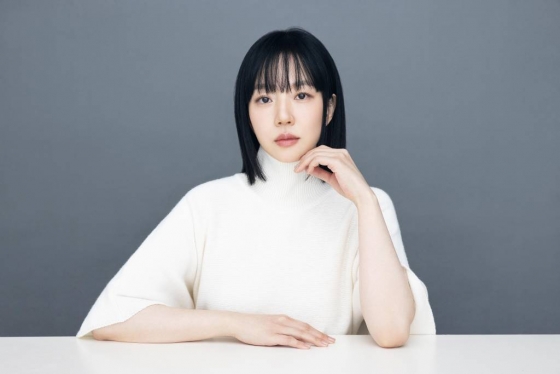 영화 &#039;싱글 인 서울&#039;의 배우 임수정이 17일 진행된 인터뷰를 위해 포즈를 취하고 있다. /사진제공=롯데엔터테인먼트 2023.11.17 /사진=이동훈