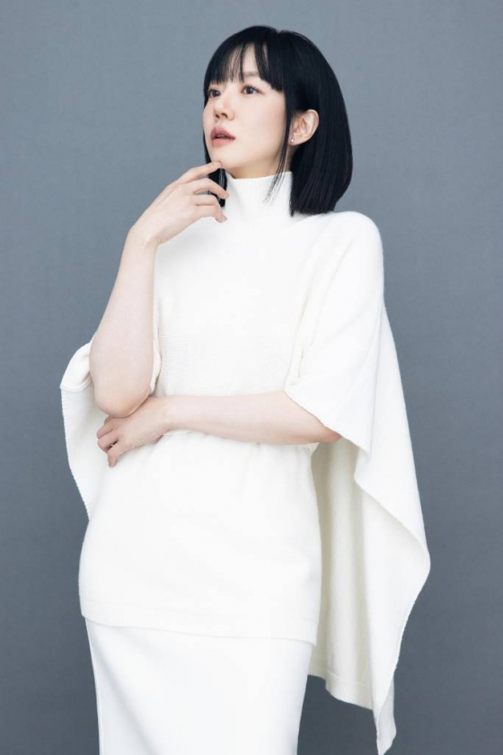 영화 &#039;싱글 인 서울&#039;의 배우 임수정이 17일 진행된 인터뷰를 위해 포즈를 취하고 있다. /사진제공=롯데엔터테인먼트 2023.11.17 /사진=이동훈