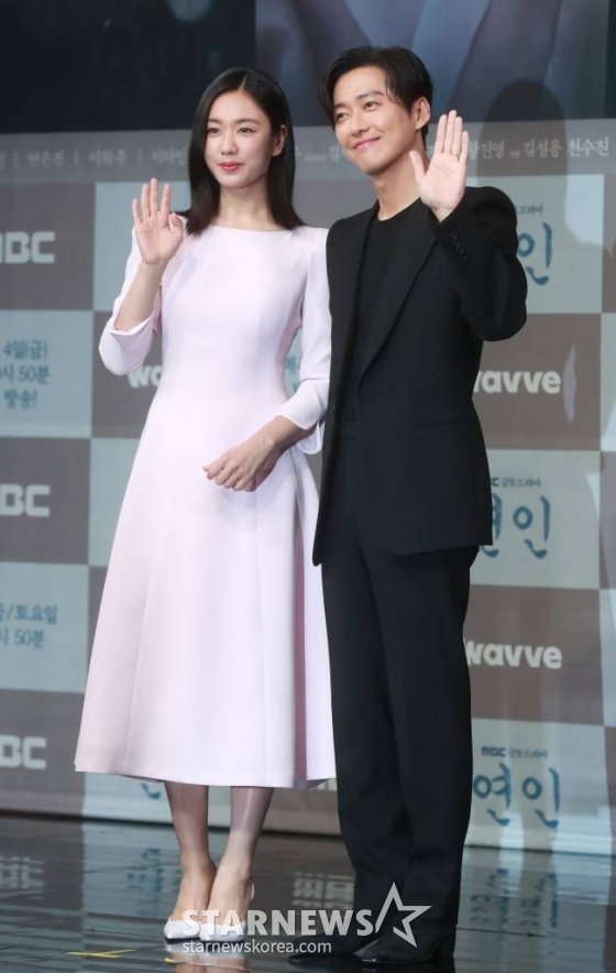 배우 안은진, 남궁민이 지난 8월 4일 오후 서울 마포구 상암동 MBC에서 진행된 금토드라마 &#039;연인&#039; 제작발표회에 참석해 포즈를 취하고 있다.  /2023.08.04 /사진=이동훈