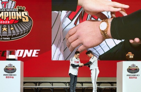 구광모(왼쪽) LG 트윈스 구단주가 한국시리즈 MVP 오지환(오른쪽)에게 롤렉스 시계를 전달하고 있다. /사진=LG 트윈스 제공