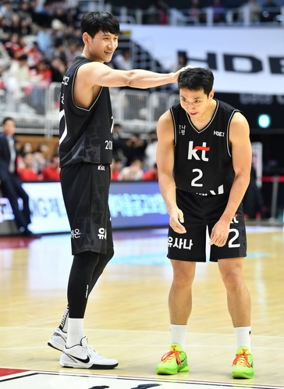 문성곤(왼쪽)과 허훈. /사진=KBL 제공