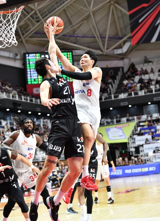 공격을 시도하는 안영준(오른쪽). /사진=KBL 제공