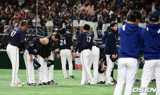 대만 선수단이 18일 일본 도쿄돔에서 열린 2023 APBC 예선 풀리그 3차전에서 한국에 패한 뒤 관중들에게 인사하고 있다.