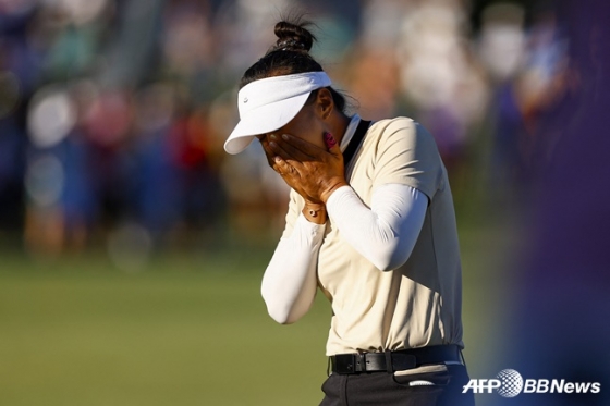 양희영이 20일 LPGA투어 CME그룹 투어 챔피언십 우승을 차지하고 감격에 겨워하고 있다. /AFPBBNews=뉴스1