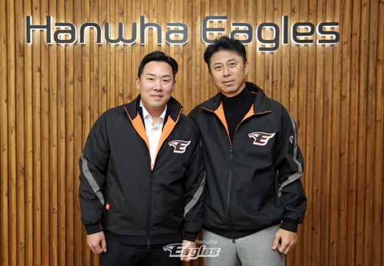 안치홍(왼쪽)이 한화와 FA 계약 후 손혁 단장과 기념촬영을 하고 있다. /사진=한화 이글스 제공