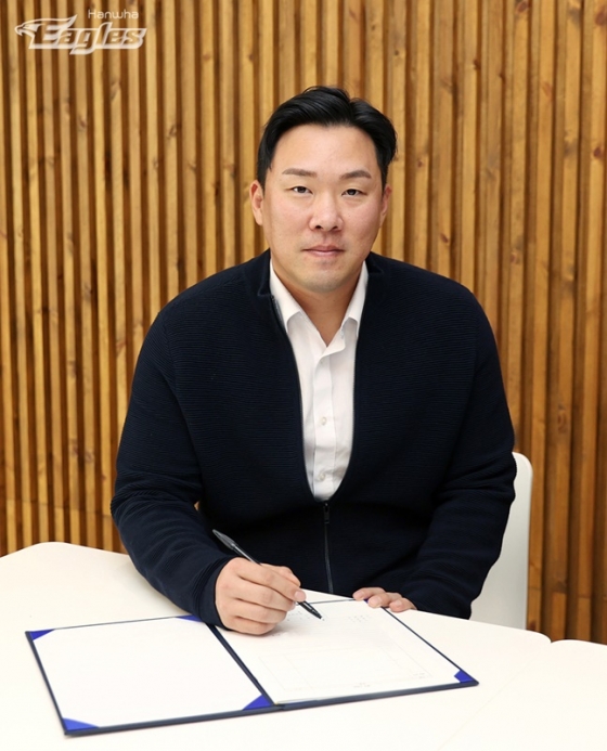 안치홍이 한화와 FA 계약서에 서명하고 있다. /사진=한화 이글스 제공