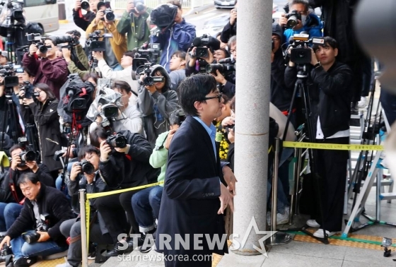 마약 투약 혐의를 받고 있는 가수 지드래곤(본명 권지용)이 6일 오후 인천 남동구 논현경찰서에서 조사를 받기 위해 출석하고 있다. 2023.11.06 /사진=김창현 chmt@