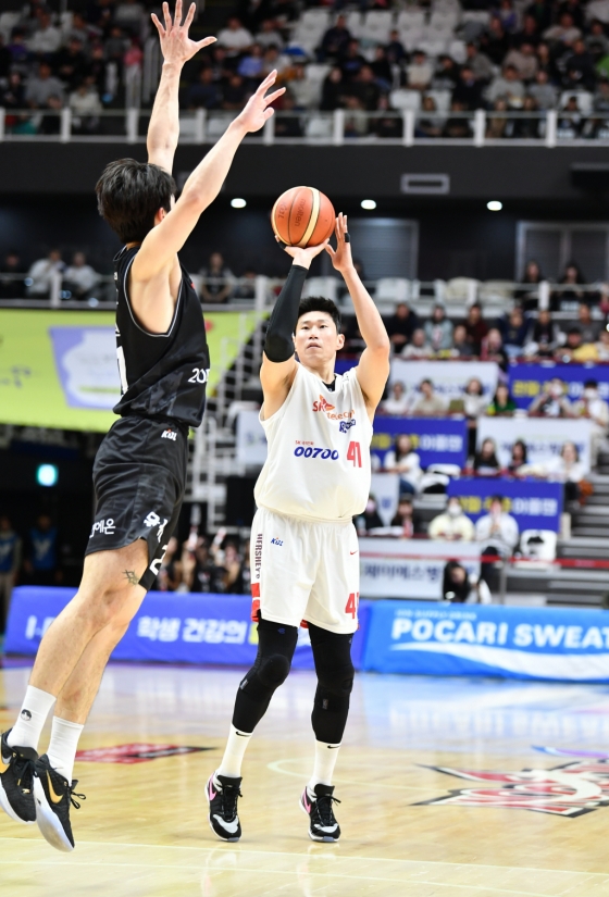 오세근(가운데). /사진=KBL 제공