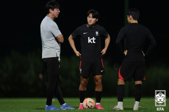 황선홍 감독(왼쪽)과 정상빈. /사진=대한축구협회 제공