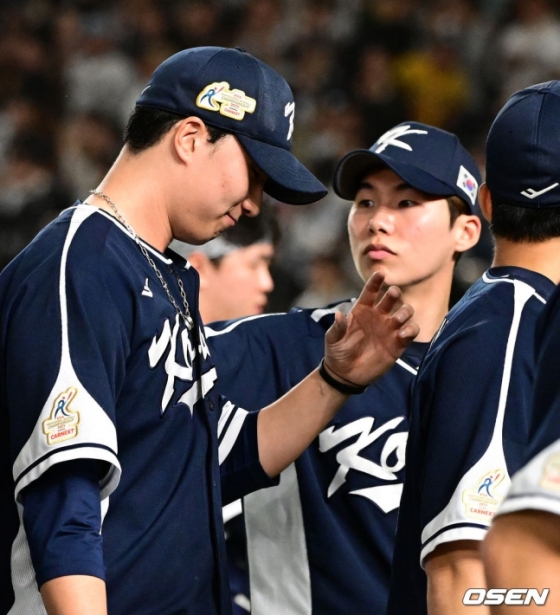 한국 야구대표팀 주장 김혜성(오른쪽)이 19일 일본 도쿄돔에서 열린 2023 APBC 결승전에서 일본에 끝내기 안타를 맞은 정해영을 위로하고 있다.