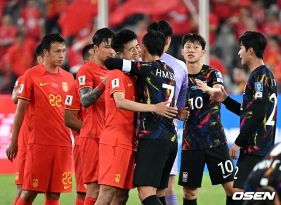 21열 한국-중국 경기를 마치고 중국 선수들과 포옹하며 인사를 나누는 손흥민(가운데 등번호 7번). /사진=OSEN