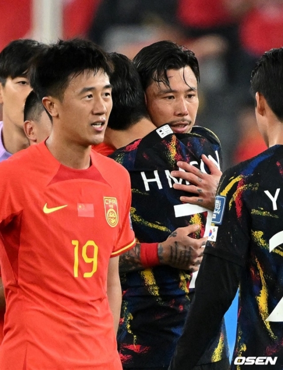 한국-중국 경기를 마치고 대한민국 공격수 손흥민(오른쪽에서 두 번째)이 중국 수비수 장린펑과 포옹을 나누고 있다. /사진=OSEN