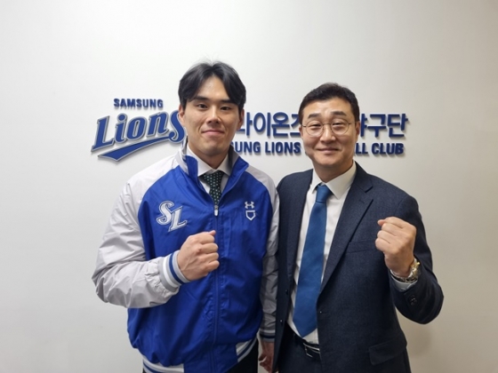 22일 FA 계약을 맺은 삼성 김재윤(왼쪽)과 이종열 단장. /사진=삼성 라이온즈