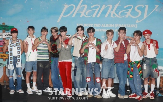 그룹 더보이즈(THE BOYZ)가 7일 오후 서울 영등포 CGV에서 진행된 두번째 정규앨범 '판타지'(PHANTASY) 파트1 '8월의 크리스마스'(Christmas In August) 발매 기자간담회에서 포즈를 취하고 있다. 두번째 정규 앨범 '판타지' 파트1 '크리스마스 인 어거스트'는 8월의 크리스마스라는 말의 뜻처럼 현실에는 있는 수 없는, 마치 꿈처럼 기적같은 상상의 순간들과 감정을 크리스마스 선물처럼 담아낸 앨범이다. /2023.08.07 /사진=이동훈